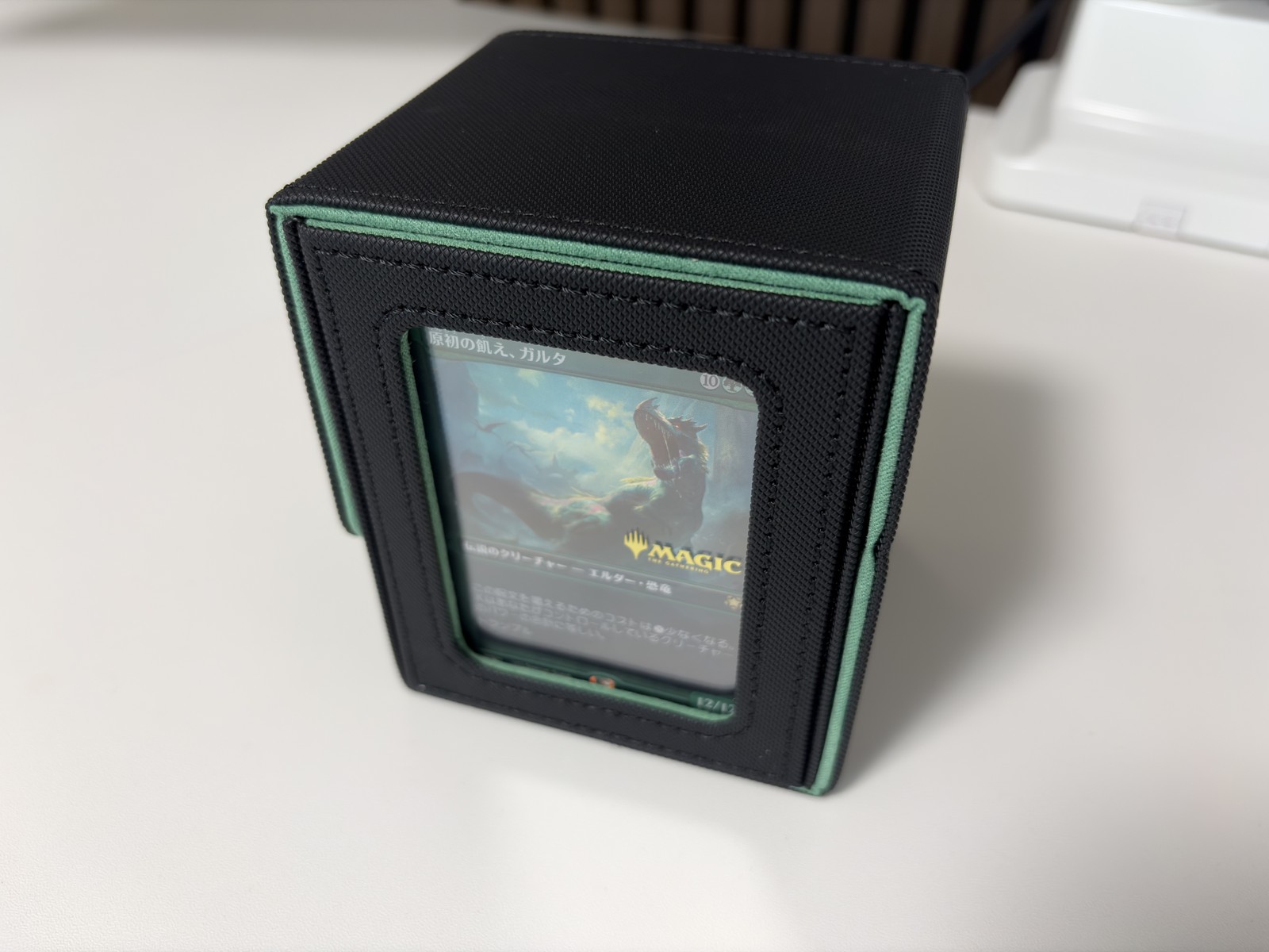 ガルタのカードを窓に入れた、黒と緑のデッキケース