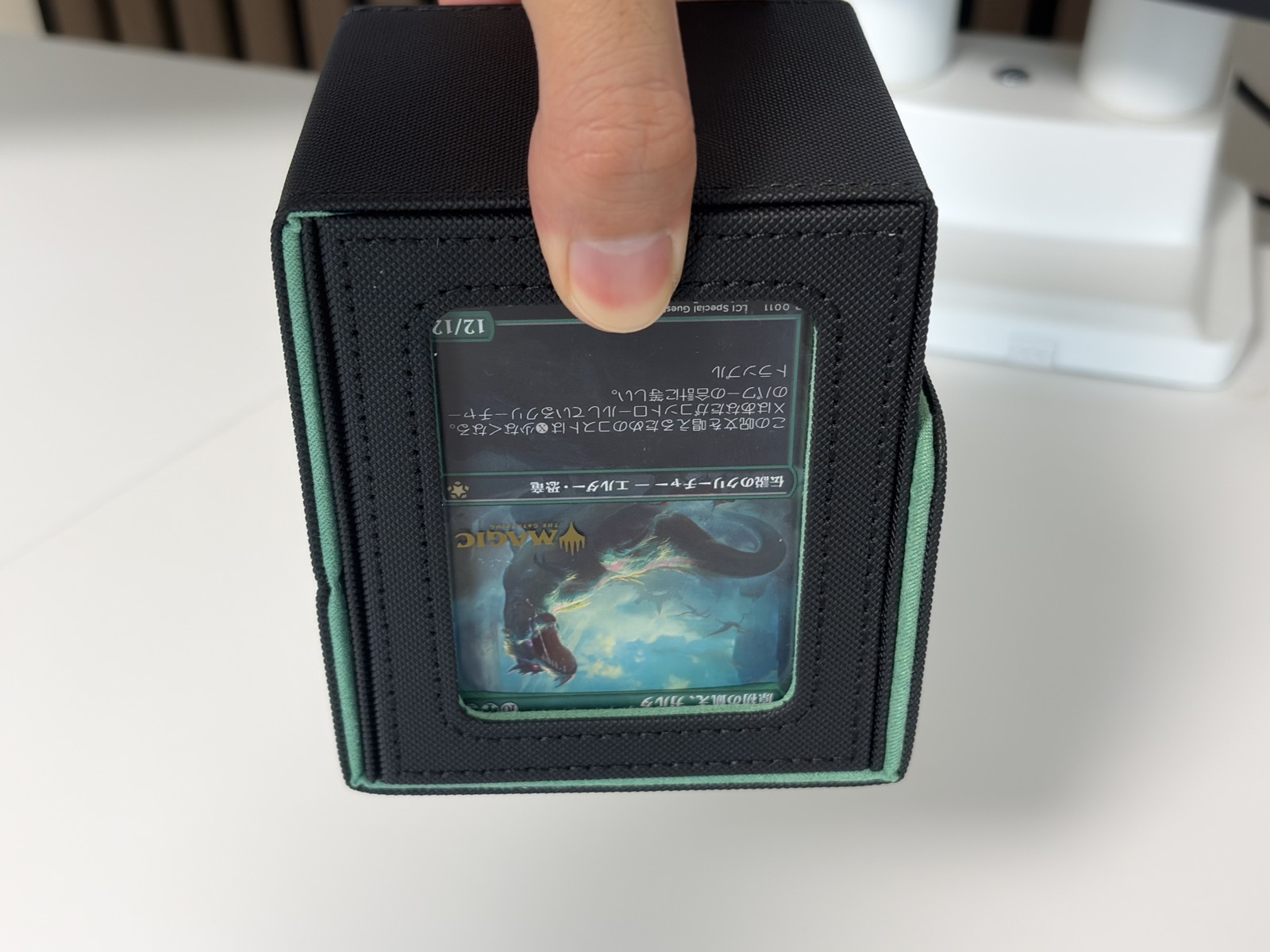 手で持ったケースの窓に、上下逆向きのガルタのカードが見える